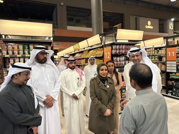  وزيرة الشؤون الاجتماعية وشؤون الأسرة والطفولة د.أمثال هادي الحويلة تستمع إلى أحد المواطنين خلال جولتها بعدد من الجمعيات التعاونية
