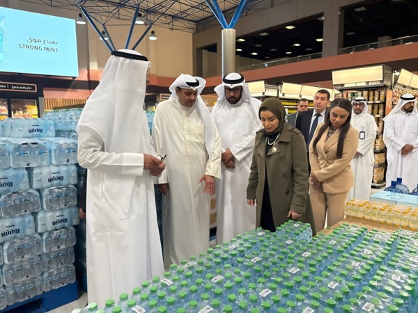  وزيرة الشؤون الاجتماعية وشؤون الأسرة والطفولة د.أمثال هادي الحويلة ومرافقوها خلال الجولة