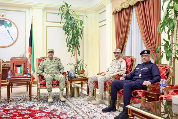  وكيل الحرس الوطني الفريق الركن حمد البرجس مستقبلا رئيس الأركان الفريق الركن خالد الشريعان ووكيل وزارة الداخلية اللواء عبدالوهاب الوهيب