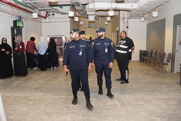 جامعة الكويت تنفذ إخلاءً وهمياً لتعزيز إجراءات الأمن والسلامة