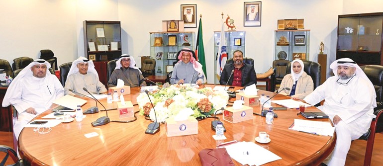 رئيس مجلس إدارة جمعية الهلال الأحمر خالد المغامس مترئسا الاجتماع الطارئ الثالث