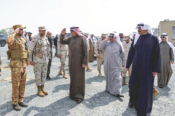 سمو ولي العهد الشيخ صباح الخالد يؤدي التحية العسكرية لأحد منتسبي القوات المسلحة بحضور وزير شؤون الديوان الأميري الشيخ حمد جابر العلي ورئيس ديوان سمو ولي العهد الشيخ ثامر الجابر ووزير الدفاع الشيخ عبدالله العلي