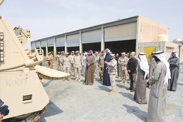 سمو ولي العهد الشيخ صباح الخالد ووزير الدفاع الشيخ عبدالله العلي ورئيس الأركان العامة للجيش الفريق الركن خالد الشريعان ونائب رئيس الأركان العامة للجيش اللواء الركن طيار الشيخ صباح جابر الأحمد خلال الجولة في أحد المواقع العسكرية