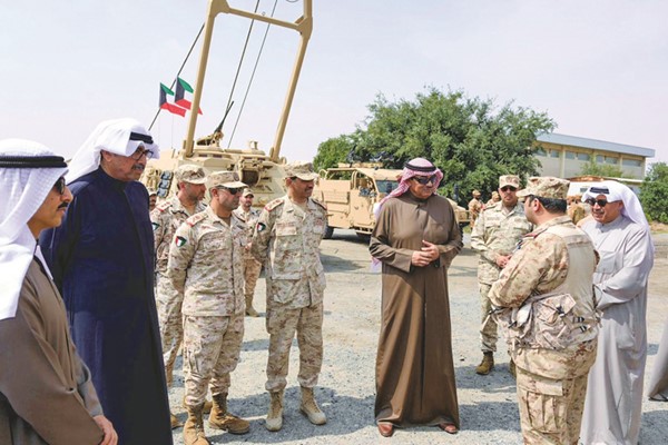 سمو ولي العهد الشيخ صباح الخالد خلال الجولة في أحد المواقع العسكرية بحضور وزير شؤون الديوان الأميري الشيخ حمد جابر العلي ورئيس ديوان سمو ولي العهد الشيخ ثامر الجابر ووزير الدفاع الشيخ عبدالله العلي ورئيس الأركان العامة للجيش الفريق الركن خالد الشريعان ونائب رئيس الأركان العامة للجيش اللواء الركن طيار الشيخ صباح جابر الأحمد