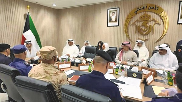 النائب الأول لرئيس مجلس الوزراء ووزير الداخلية الشيخ فهد اليوسف مترئسا اجتماع لجنة الدفاع المدني بحضور جميع أعضاء اللجنة