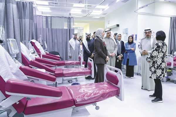سمو الشيخ أحمد العبدالله رئيس مجلس الوزراء خلال زيارته التفقدية إلى بنك الدم المركزي برفقة وزير الصحة د.أحمد العوضي ومديرة الإدارة المركزية للدم والعلاج الخلوي في وزارة الصحة د.ريم الرضوان