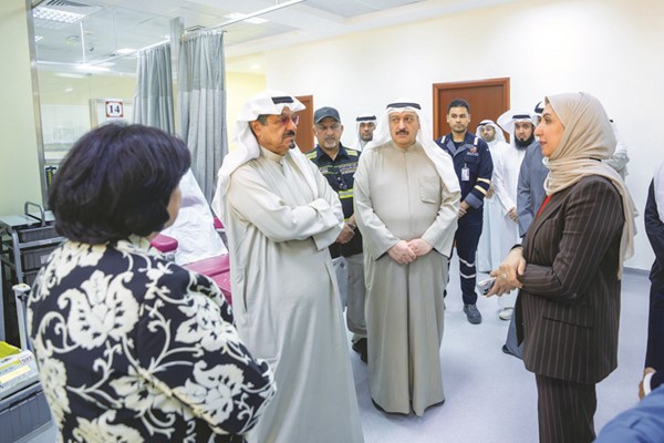 سمو الشيخ أحمد العبدالله متفقدا بنك الدم المركزي بحضور وزير الصحة د.أحمد العوضي