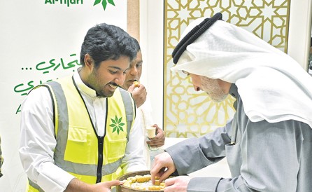 «التجاري» يحرص على خدمة المصلين بالعشر الأواخر