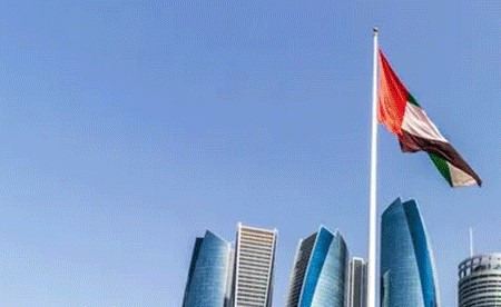 أبو ظبي: قتيل جراء شظايا ناجمة عن اعتراض صاروخ بالستي