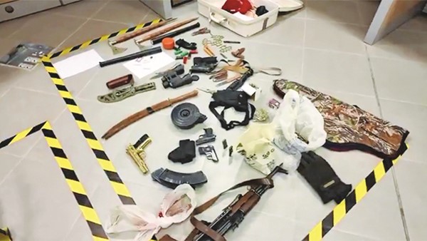 جانب من المضبوطات التي تنوعت بين الأسلحة النارية وملحقاتها