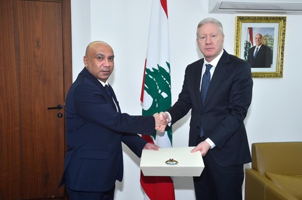   سفيرنا لدى لبنان محمد الشرجي يقدم نسخة من أوراق اعتماده إلى وزير الخارجية والمغتربين اللبناني يوسف رجي