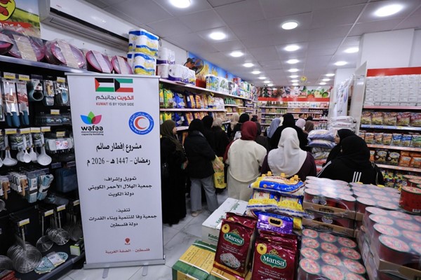   جانب من توزيع المساعدات على الأسر في فلسطين 