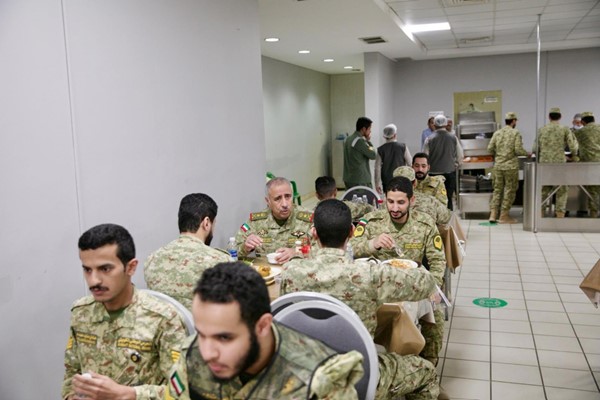 وكيل الحرس الوطني الفريق الركن حمد البرجس يتناول وجبة الإفطار مع منتسبي أحد مواقع المسؤولية