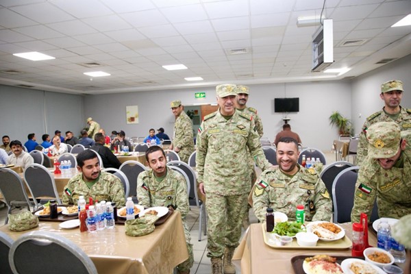 وكيل الحرس الوطني الفريق الركن حمد البرجس خلال زيارة إلى أحد مواقع المسؤولية