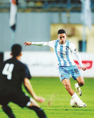 لاعب بيراميدز محمد حمدي خلال لقاء بتروجت
