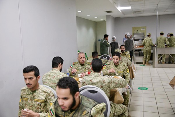 وكيل الحرس الوطني الفريق الركن حمد البرجس يتناول وجبة الإفطار مع منتسبي أحد مواقع المسؤولية