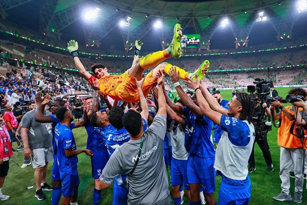 الهلال والخلود يهزمان الأهلي والاتحاد ويضربان موعداً في نهائي كأس خادم الحرمين الشريفين