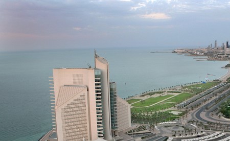 إيران تواصل اعتداءاتها على المنشآت النفطية في دول مجلس التعاون