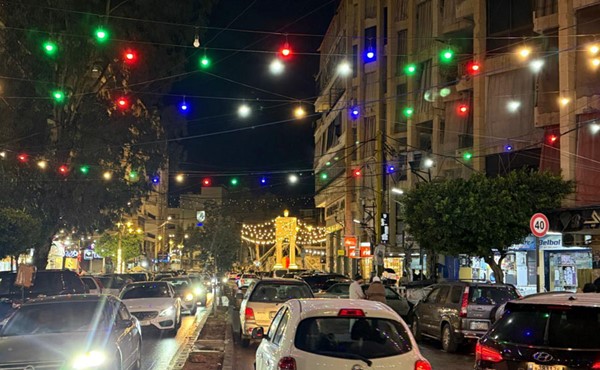 حركة نشطة و زينة في منطقة الطريق الجديدة ببيروت عشية عيد الفطر المبارك (محمود الطويل)
