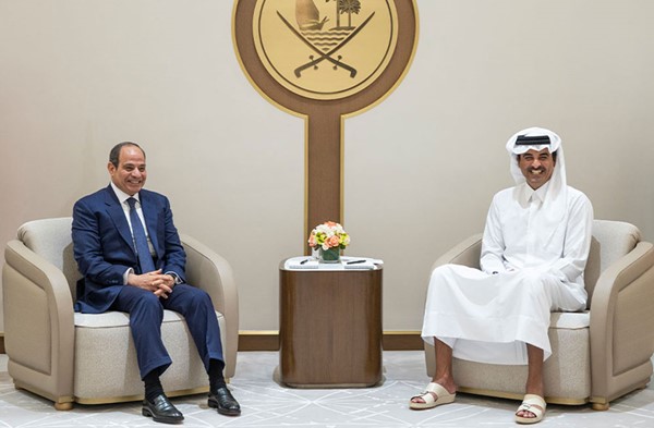 السيسي يبحث مع رئيس الإمارات وأمير قطر التطورات الإقليمية ويجدد إدانة الاعتداءات الإيرانية التي تتعرض لها الدول العربية الشقيقة