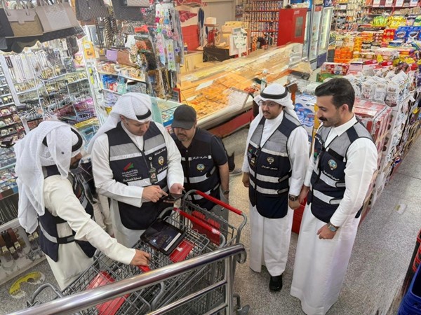 وزير التجارة يقود جولة تفتيشية.. وتحرير 24 محضر مخالفات في حولي والفروانية
