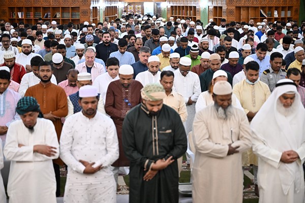 المصلون أدوا صلاة عيد الفطر بمساجد البلاد