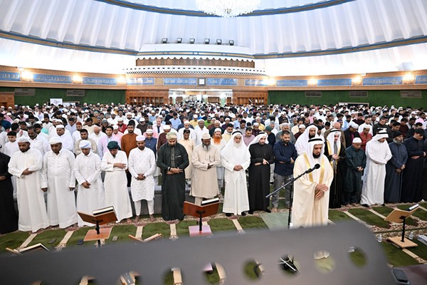 المصلون أدوا صلاة عيد الفطر بمساجد البلاد