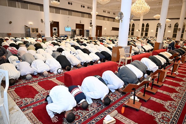 المصلون أدوا صلاة عيد الفطر بمساجد البلاد