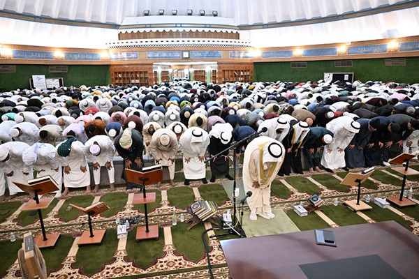 المصلون أدوا صلاة عيد الفطر بمساجد البلاد