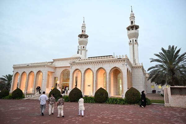 المصلون أدوا صلاة عيد الفطر بمساجد البلاد