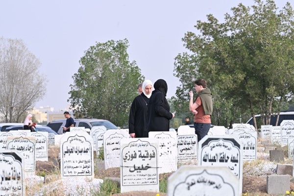 زيارة المقابر.. عادة متجذرة يُستلهم منها العظة والعبرة