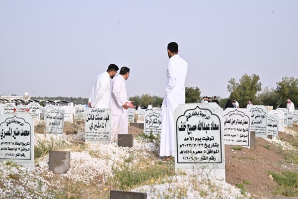 زيارة المقابر.. عادة متجذرة يُستلهم منها العظة والعبرة