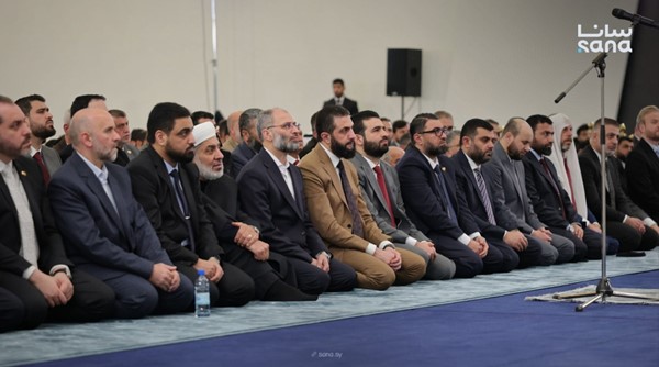 الرئيس السوري أحمد الشرع مستمعا إلى خطبة العيد في مصلى قصر الشعب بدمشق (سانا)