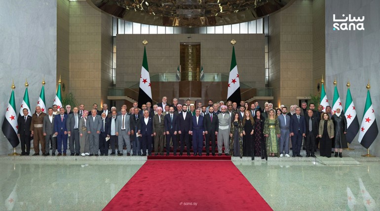 الرئيس السوري أحمد الشرع مستقبلا وفدا من المكون الكردي بمناسبة عيد الفطر المبارك وعيد النوروز في قصر الشعب (سانا)