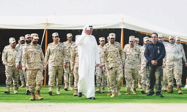 الشيخ عبدالله العلي يحيي الحضور خلال جولته التفقدية