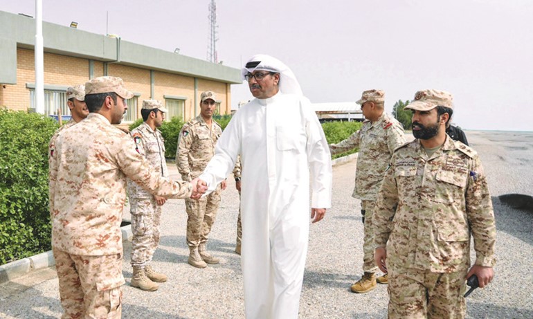 وزير الدفاع الشيخ عبدالله العلي مصافحا احد القادة العسكريين