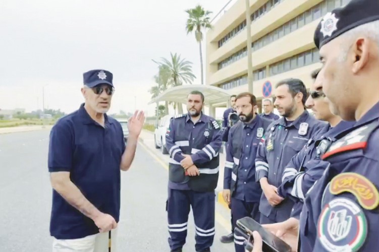 النائب الأول لرئيس الوزراء ووزير الداخلية الشيخ فهد اليوسف خلال جولته التفقدية على مواقع شركة البترول الوطنية المتضررة من الاعتداءات