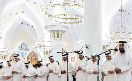 أمير قطر يؤدي صلاة الجنازة على شهداء سقوط مروحية قطرية ويقدم العزاء لذويهم