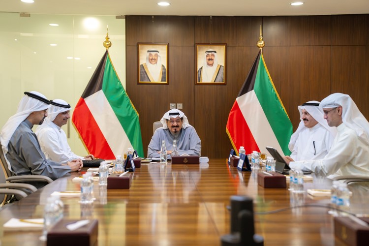 رئيس مجلس الوزراء سمو الشيخ أحمد العبدالله مترئسا الاجتماع بحضور وزير المالية د. يعقوب الرفاعي ووزير الدولة للشؤون الاقتصادية والاستثمار عبدالعزيز المرزوق ومدير عام هيئة تشجيع الاستثمار المباشر الشيخ د. مشعل الجابر والعضو المنتدب للهيئة العامة للاستثمار الشيخ سعود سالم العبدالعزيز