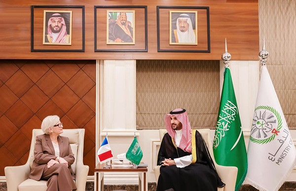 وزير الدفاع السعودي يبحث مع وزيرة القوات المسلحة الفرنسية تطورات الأوضاع في المنطقة