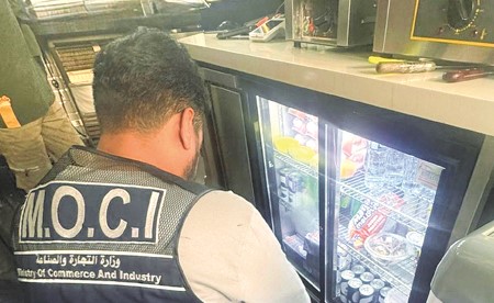 «التجارة»: 10 إنذارات لمحلات عصائر خالفت ضوابط تداول مشروبات الطاقة