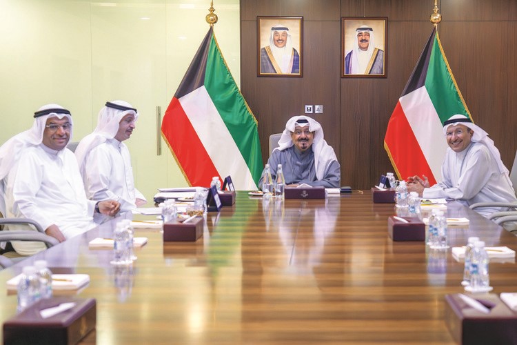 رئيس مجلس الوزراء سمو الشيخ أحمد العبدالله مترئسا الاجتماع مع وزير التجارة والصناعة أسامة بودي ورئيس مجلس إدارة الشركة الكويتية للتموين صلاح الكليب والرئيس التنفيذي لشركة مطاحن الدقيق والمخابز الكويتية مطلق الزايد