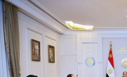 السيسي يؤكد ضرورة العمل على إزالة جميع التحديات التي تواجه قطاعات الاستثمار والصناعة المختلفة