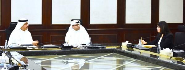 وزير التجارة والصناعة أسامة بودي ووزير الدولة لشؤون البلدية ووزير الدولة لشؤون الإسكان عبداللطيف المشاري ومدير عام بلدية الكويت م.منال العصفور خلال الاجتماع