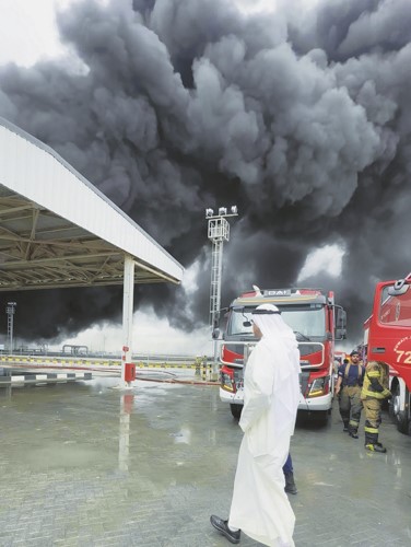 وزير الدفاع الشيخ عبدالله العلي خلال الزيارة إلى مطار الكويت الدولي لتفقد آثار الهجوم الآثم