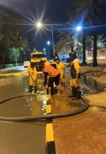 البلدية: سحب 100 «درب» من تجمعات مياه الأمطار