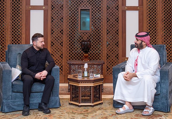 ولي العهد السعودي يبحث مع الرئيس الأوكراني التصعيد العسكري في منطقة الشرق الأوسط