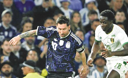 الأرجنتين يتغلب على موريتانيا.. وفوز كاسح للجزائر