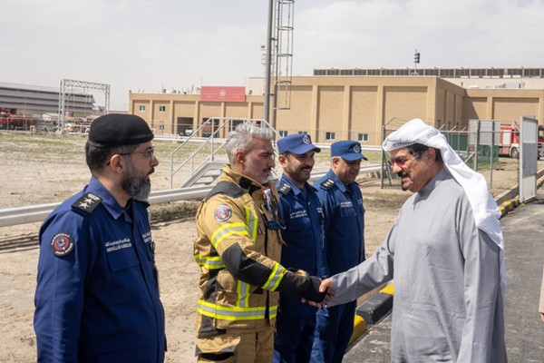 سمو الشيخ أحمد العبدالله خلال مصافحته الطواقم المشاركة في إخماد الحريق
