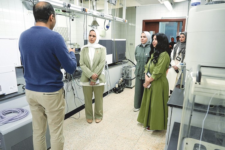 وزيرة الدولة لشؤون التنمية والاستدامة د.ريم الفليج والمدير العام للهيئة العامة للبيئة بالتكليف نوف بهبهاني خلال جولة في مختبرات الهيئة